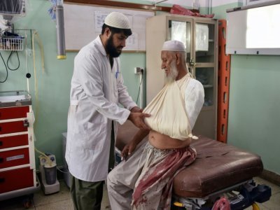 Un médecin d'un hôpital de Kandahar, dans le Sud de l'Afghanistan, soigne un homme blessé lors de combats entre talibans et forces afghanes, le 12 juillet 2021 - Javed TANVEER [AFP]