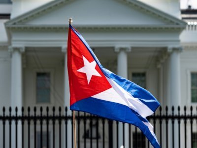 Un drapeau cubain brandi devant la Maison Blanche à Washington le 12 juillet 2021 - JIM WATSON [AFP]
