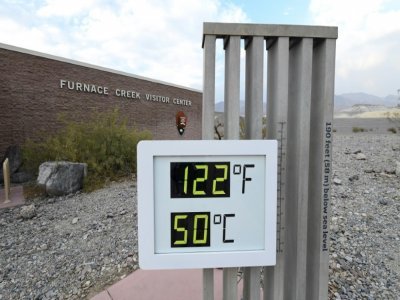 Un thermomètre indique 50 degrés dans la vallée de la mort, en Californie, le 11 juillet 2021 - Frederic J. BROWN [AFP]