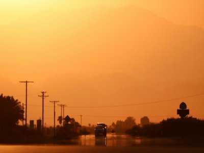 Des véhicules circulent sur une route lors d'une vague de chaleur à Thermal, en Californie, le 10 juillet 2021 - MARIO TAMA [GETTY IMAGES NORTH AMERICA/AFP/Archives]