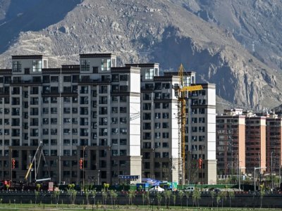 Vue de constructions récentes à Lhassa, dans la région autonome du Tibet, le 3 juin 2021 - Hector RETAMAL [AFP]
