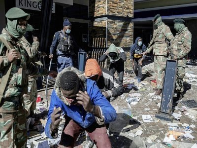Des membres de l'armée et de la police arrêtent des pillards présumés à Soweto, le 13 juillet 2021 - LUCA SOLA [AFP]