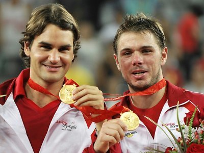Les Suisses Roger Federer et Stan Wawrinka, champions olympiques en double, le 16 août 2008 à Pékin - PHILIPPE HUGUEN [AFP/Archives]