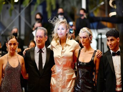 Garance Marillier, Vincent Lindon, Julia Ducournau, Agathe Rousselle et Lais Salameh à Cannes le 13 juillet 2021 - John MACDOUGALL [AFP]