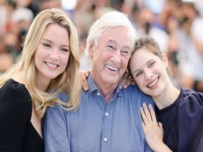 Virginie Efira, Paul Verhoeven et Daphne Patakiaà Cannes le 13 juillet 2021 - Valery HACHE [AFP]