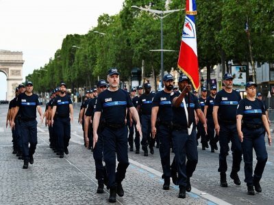 Des policiers municipaux répètent le défilé le 9 juillet 2021 à Paris - BERTRAND GUAY [AFP/Archives]