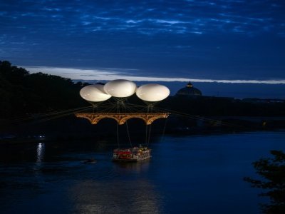 Vue du pont éphémère en carton créé par l'artiste Olivier Grossetête sur le Tibre à Rome, le  13 juillet 2021 - Filippo MONTEFORTE [AFP]