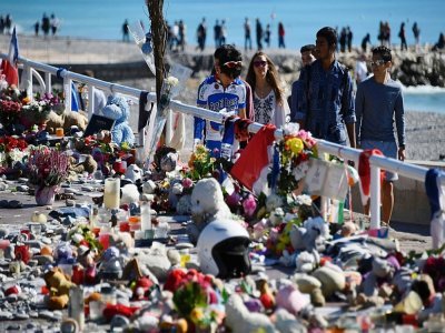 Bougies et fleurs en hommage aux victimes de l'attentat à Nice du 14 juillet 2016, au lendemain de l'attaque - ANNE-CHRISTINE POUJOULAT [AFP/Archives]