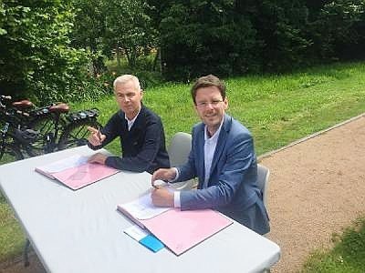 La signature du contrat entre Christophe Bouillon et Nicolas Mayer-Rossignol. - Christian Pedron