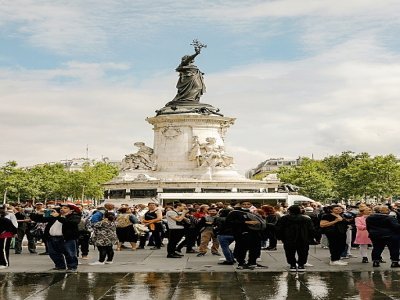 Des gens manifestent place de la République à Paris contre les annonces d'Emmanuel Macron sur le pass sanitaire, la vaccination et la "dictature", le 14 juillet 2021. - GEOFFROY VAN DER HASSELT [AFP]
