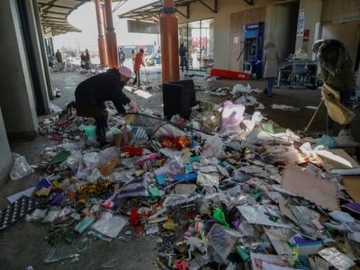 Des volontaires nettoient les magasins après les pillages à Soweto, Johannesbourg, Afrique du Sud, le 14 juillet 2021 - Phill Magakoe [AFP]