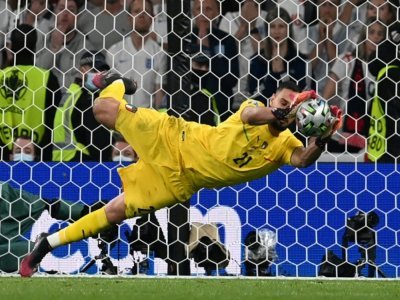 Gianluigi Donnarumma arrête un tir au but contre l'Angleterre en finale de l'Euro, le 11 juillet 2021 au stade de Wembley à Londres - Paul ELLIS [POOL/AFP/Archives]
