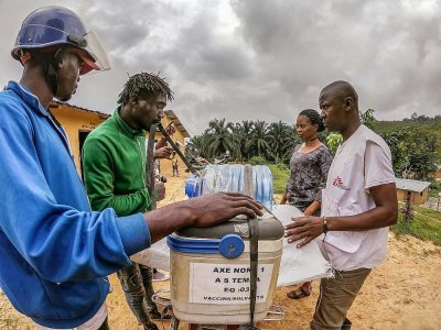Des vaccins contre la rougeole sont chargés sur une moto pour être acheminés dans des zones rurales, à Temba, près de Seke Banza, das l'ouest de la République démocratique du Congo, le 3 mars 2020 - JUNIOR KANNAH [AFP]