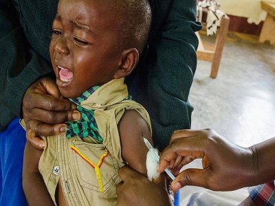Campagne de vaccination contre la rougeole, la rubéole et la polio à Nkozi proche de Kampala, le 19 octobre 2019 - Badru KATUMBA [AFP/Archives]