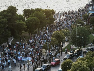Des manifestants anti-vaccins défilent à Thessalonique, en Grèce, le 14 juillet 2021 - Sakis MITROLIDIS [AFP]
