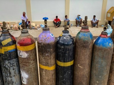 Une file d'attente pour remplir des bouteilles d'oxygène à Rangoun le 14 juillet 2021 - Ye Aung THU [AFP]
