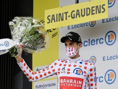 Le Néerlandais Wout Poels de l'équipe Bahrain avec le maillot à pois du meilleur grimpeur sur le podium à l'issue de la 16e étape de la 108e édition du Tour de France cycliste, 169 km entre Pas De La Case et Saint-Gaudens, le 13 juillet 2021. - Philippe LOPEZ [AFP]