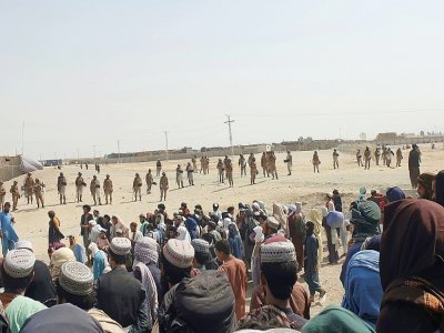 Les garde-frontière pakistanais empêchent des centaines de personnes de traverser la frontière vers l'Afghanistan, le 15 juillet 2021, près de la ville frontalière de Chaman, après que les talibans ont annoncé avoir pris le contrôle de la zone fronta - Asghar ACHAKZAI [AFP]
