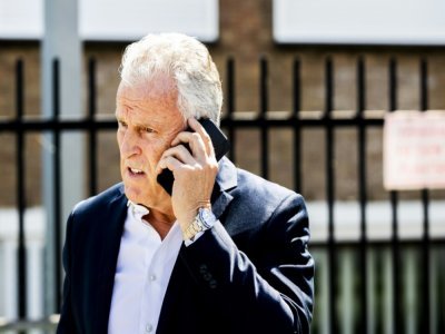 Le journaliste Peter R. de Vries parlant au téléphone à Amstardam le 4 juillet 2019 - Remko de Waal [ANP/AFP]