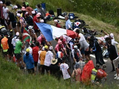 Le Colombien Rigoberto Uran roule derrière le peloton avec ses coéquipiers lors de la 18e étape du Tour de France, entre Pau et Luz Ardiden, le 15 juillet 2021 - Anne-Christine POUJOULAT [AFP]