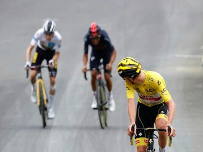 Le Slovène Tadej Pogacar regarde derrière lui avant de franchir la ligne d'arrivée de la 18e étape du Tour de France, entre Pau et Luz Ardiden, le 15 juillet 2021 - Thomas SAMSON [AFP]