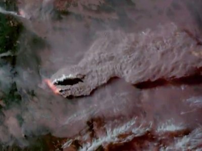 Image satelite de la fumée du Bootleg Fire, dans l'Oregon,  le 13 juillet 2021 - - [NOAA/GOES/AFP]