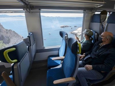 Dans le train de la côte Bleue à Niolon, près de Marseille, le 20 mai 2021 - Christophe SIMON [AFP/Archives]