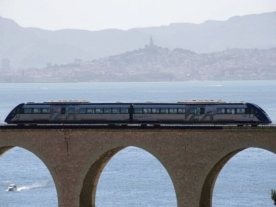 Le train de la côte Bleue passe le 20 mai 2021 sur un aqueduc - Christophe SIMON [AFP/Archives]