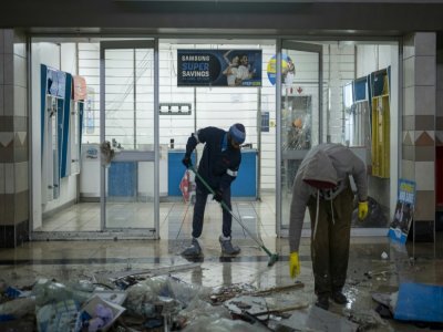 Opérations de nettoyage dans un centre commercial de Soweto, le 15 juillet 2021 - Emmanuel Croset [AFP]