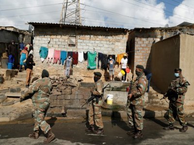 Des soldats sud-africains en patrouille dans le township d'Alexandra, à Johannesburg, le 15 juillet 2021 - Phill Magakoe [AFP]