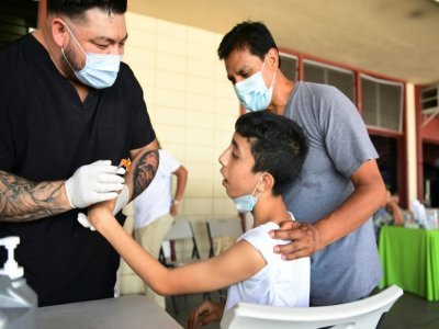 Un jeune garçon dans un centre de vaccination contre le Covid-19 à Los Angeles (Etats-Unis), le 9 juillet 2021 - Frederic J. BROWN [AFP]