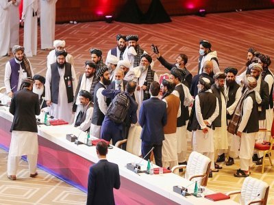 Des représentants des talibans à l'issue d'une séance de pourparlers avec des représentants du gouvernement afghan, le 12 septembre 2020 à Doha, au Qatar - KARIM JAAFAR [AFP/Archives]
