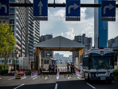 L'entrée du village olympique, le 15 juillet 2021 à Tokyo - Philip FONG [AFP]