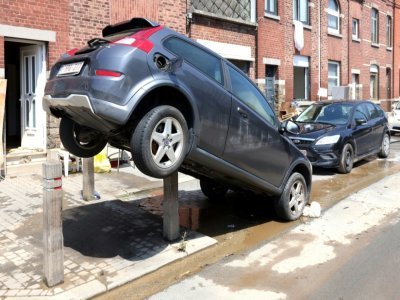 Une voiture naufragée dans une rue d'Angleur, près de Liège, le 17 juillet 2021 - François WALSCHAERTS [AFP]