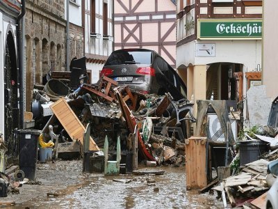 Des débris et une voiture endommagée dans une rue de Bad Neuenahr-Ahrweiler, le 16 juillet 2021 - Christof STACHE [AFP]