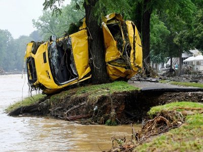 Une camionnette écrasée contre un arbre après les inondations à Bad Neuenahr-Ahrweiler, le 16 juillet 2021 - Christof STACHE [AFP]