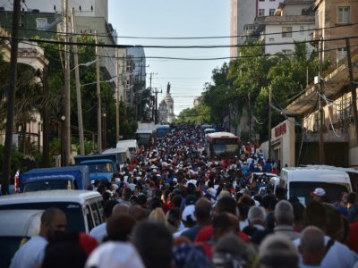 Des partisans du gouvernement cubain à La Havane, le 17 juillet 2021 - ADALBERTO ROQUE [AFP]