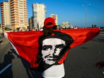 Un drapeau à l'effigie de Che Guevara lors d'un meeting de réaffirmation révolutionnaire à La Havane, le 17 juillet 2021 - YAMIL LAGE [AFP]