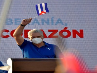 Le président cubain Miguel Diaz-Canel brandit lors d'un discours lors d'un meeting de réaffirmation révolutionnaire à La Havane, le 17 juillet 2021 - YAMIL LAGE [AFP]