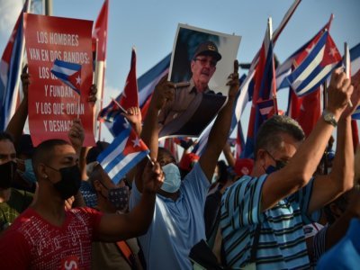 Le portrait de l'ancien président cubain Raul Castro lors d'une manifestation à La Havane, le 17 juillet 2021 - ADALBERTO ROQUE [AFP]