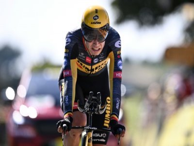 Le Belge Wout van Aert franchit la ligne d'arrivée de la 20e étape du Tour de France, un contre-la-montre de 30,8 km entre Libourne et Saint-Emilion, le 17 juillet 2021 - Anne-Christine POUJOULAT [AFP]