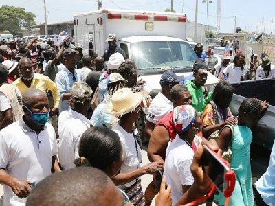 Les partisans de Jean-Bertrand Aristide rassemblés au passage de son ambulance, le 16 juillet 2021 à Port-au-Prince - Valerie Baeriswyl [AFP]