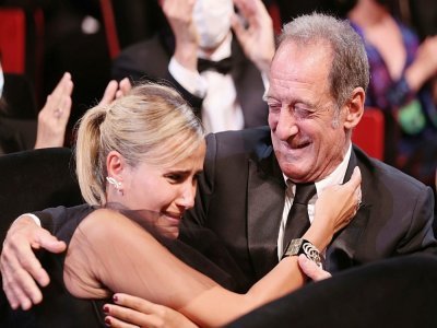 L'acteur Vincent Lindon embrasse la réalisatrice Julia Ducournau qui remporte la Palme d'or pour son film "Titane", le 17 juillet 2021 au Festival de Cannes - Valery HACHE [AFP]
