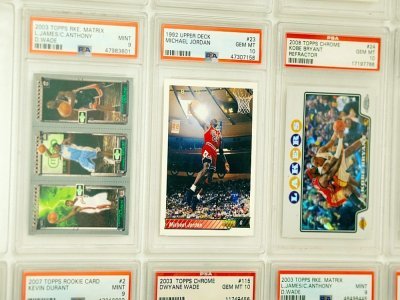 Des cartes sportives à l'effigie Michael Jordan, légende de la NBA, dans une boutique de Greenwich Village, le 6 juillet 2021 à New York - Kena Betancur [AFP]