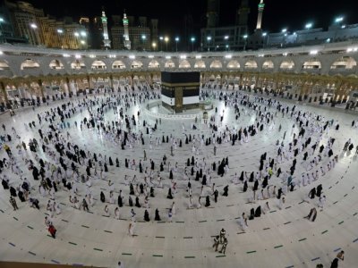 Des fidèles musulmans circulent autour de la Kaaba, au coeur de la Grande mosquée de La Mecque, le 17 juillet 2021 en Arabie saoudite - Fayez Nureldine [AFP]