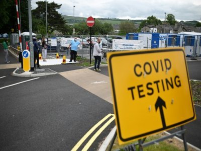 File d'attente pour se faire tester au Covid-19, à Kendal (Royaume-Uni), le 21 juin 2021 - Oli SCARFF [AFP/Archives]
