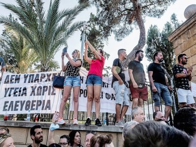 Des manifestants protestent contre les mesures sanitaires devant le palais présidentiel à Nicosie (Chypre) le 18 juillet 2021 - Iakovos Hatzistavrou [AFP]