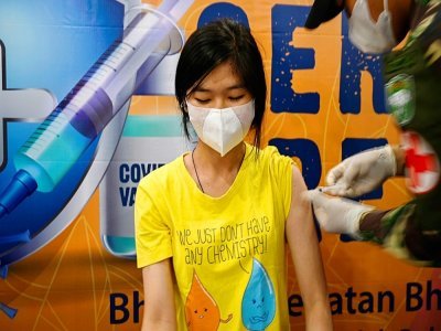 Une jeune femme se fait vacciner à Banda Aceh (Indonésie) le 18 juillet 2021 - CHAIDEER MAHYUDDIN [AFP]