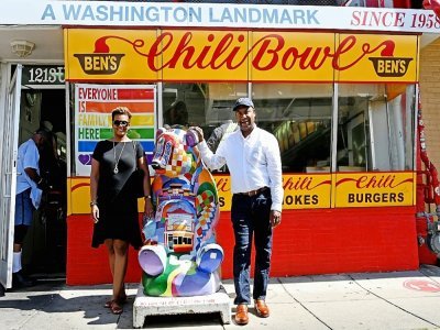 Erinn Tucker et Furard Tate, co-fondateurs de DMV Black Restaurant Week devant le restaurant Ben's Chili Bowl, à Washington, le 29 juin 2021 - Eva HAMBACH [AFP]