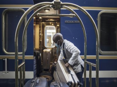 Un employé du Train bleu, célèbre train touristique en Afrique du Sud, le 25 février 2021. - MARCO LONGARI [AFP]